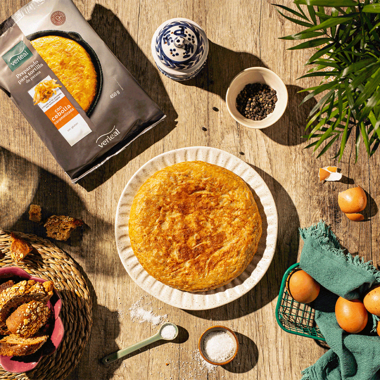 Receta de preparado de tortilla de patata con cebolla caramelizada de Verleal